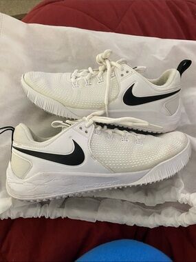 Nike Men’s White Sneakers with Black Swoosh Accent Zooms